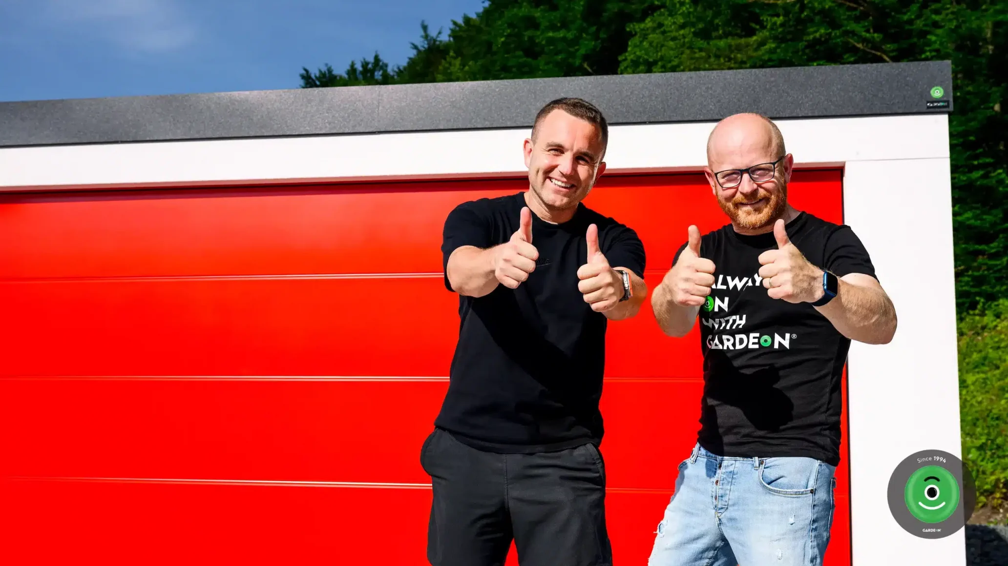 Marek és Rasťo a Garáž.TV új székhelye előtt