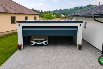Fekete szekcionált kapu a GARDEON garázsban