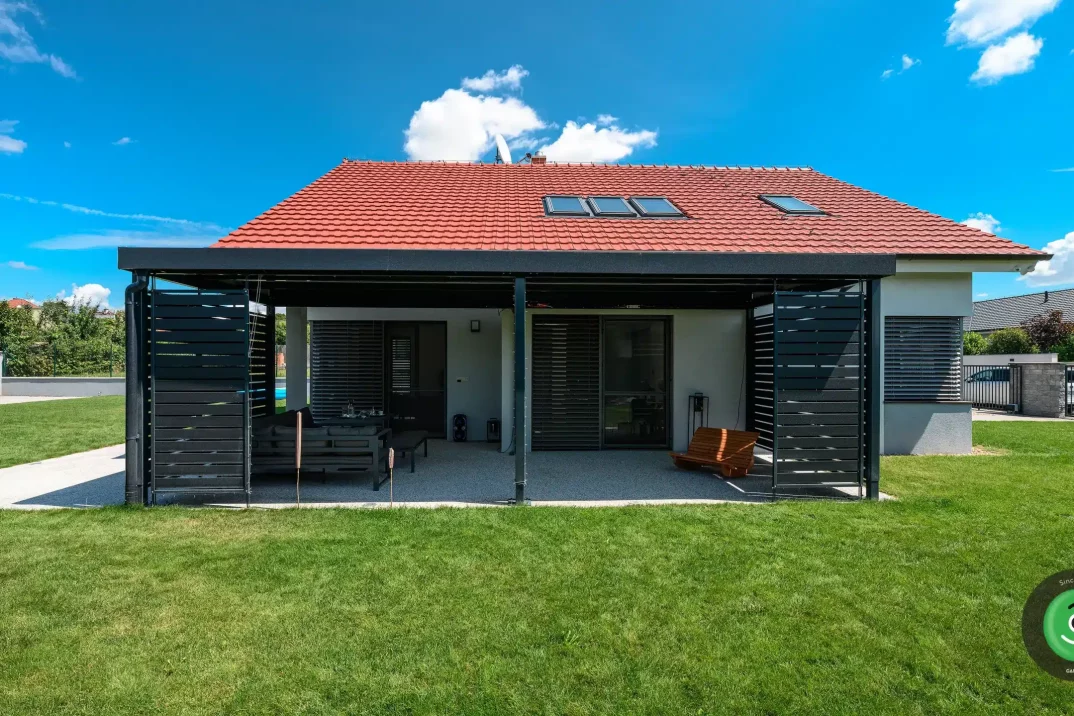 GARDEON pergola fekete betéttel a kertre való kilátással