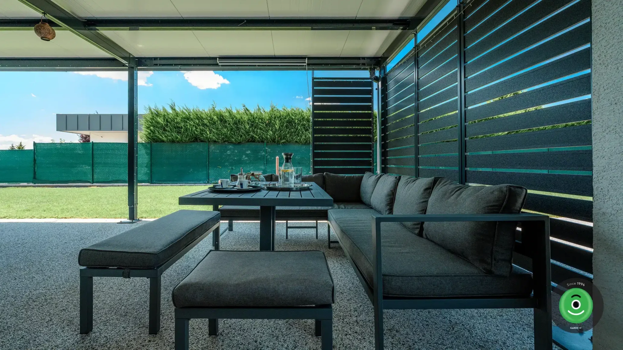 GARDEON pergola belső tere fekete acélbetétekkel