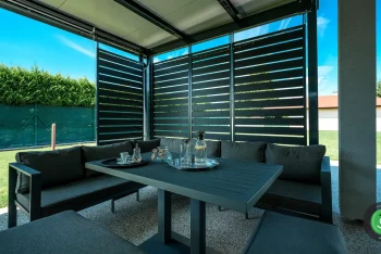 Ülőhely a pergola alatt
