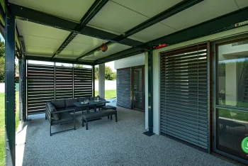 GARDEON pergola családi ház mellett ülőhellyel