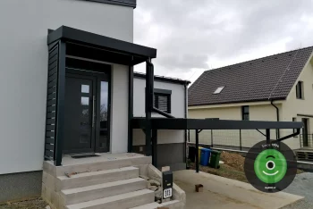 Přístřešek nad vchod do domu na schodišti