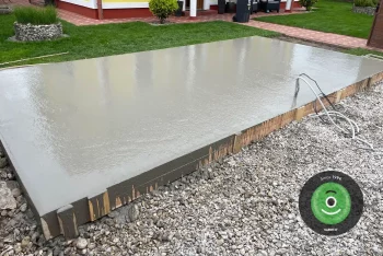 Frissen kiöntött betonlemez