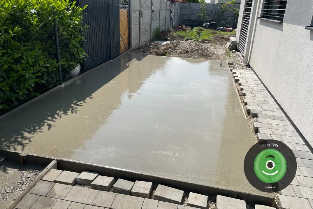 Vízszintes betonlemez térkövek mellett