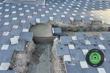 Betonpillérek a térkő alatt