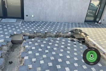 Betonpillérek a térkő alatt