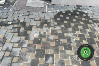 Betonpillérek a térkő alatt