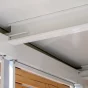 Tetőgerenda részlete a kétállásos kocsibeállón