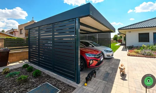 GARDEON kocsibeálló piros betétekkel egy fehér fallal és fekete tetővel rendelkező ház mellett