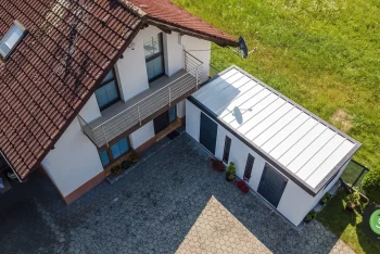 Fehér lapostető a GARDEON kerti tárolón