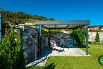 Gardeon pergola a kerítés mellett a zöld kertben