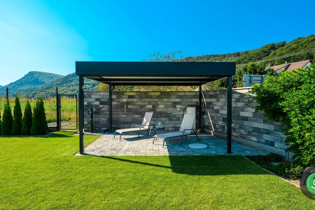 Zöld rendezett kert és Gardeon pergola