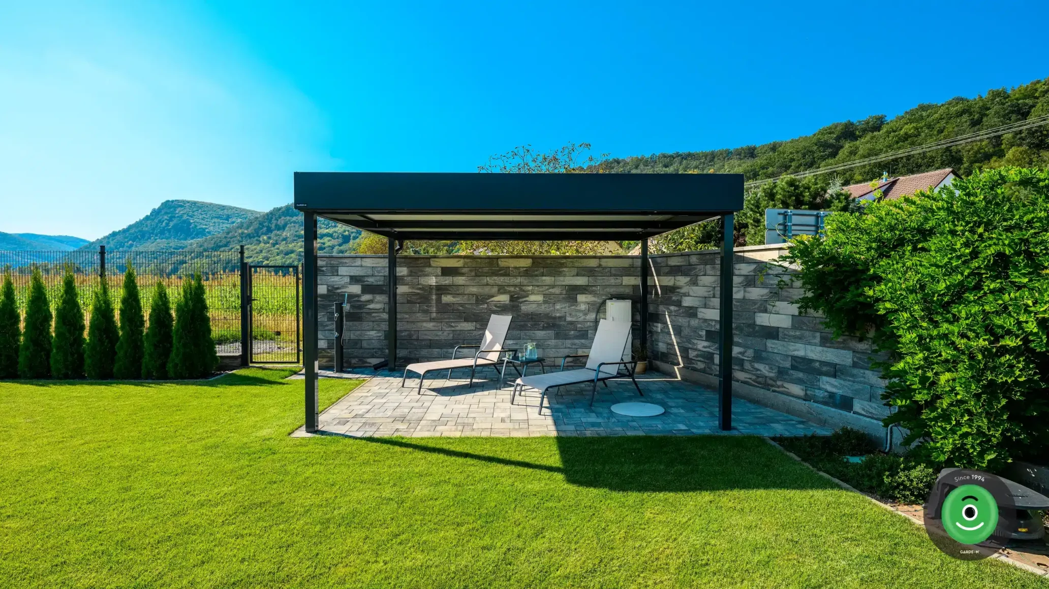 Zöld rendezett kert és Gardeon pergola