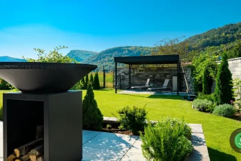 Gardeon pergola ülőhellyel egy nagy kert sarkában
