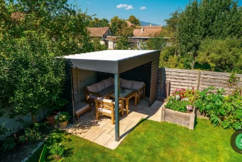 Gardeon pergola egy nagy zöld kert sarkában
