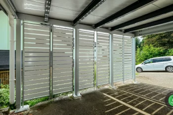 Fehér fémbetétek a kocsibeállóban