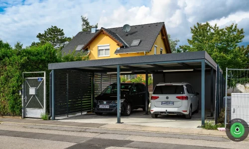 Két parkoló autó a kocsibeálló alatt