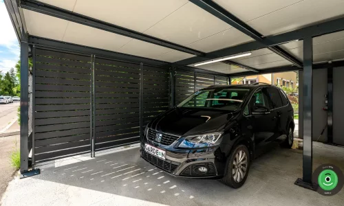 Fekete autó a fekete fémbetétes kocsibeálló alatt