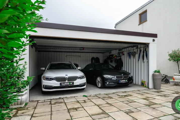 GArdeon dupla garázs két BMW-vel