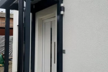 Bejárat a GARDEON bejárati előtetővel