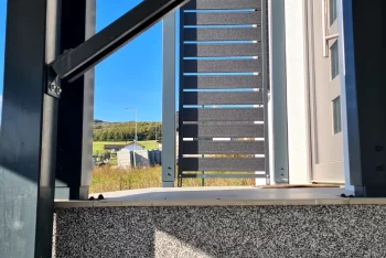 Kisebb bejárati előtető