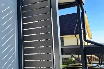 Bejárati előtető oldalsó panelekkel