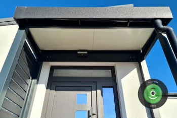 Gardeon Thermopanel szigetelt tető a bejárati előtetőn