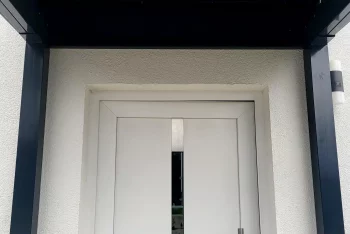 Bejárati ajtó és bejárati előtető szigetelt tetővel