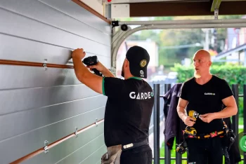 Garázskapu telepítése a kocsibeállóba