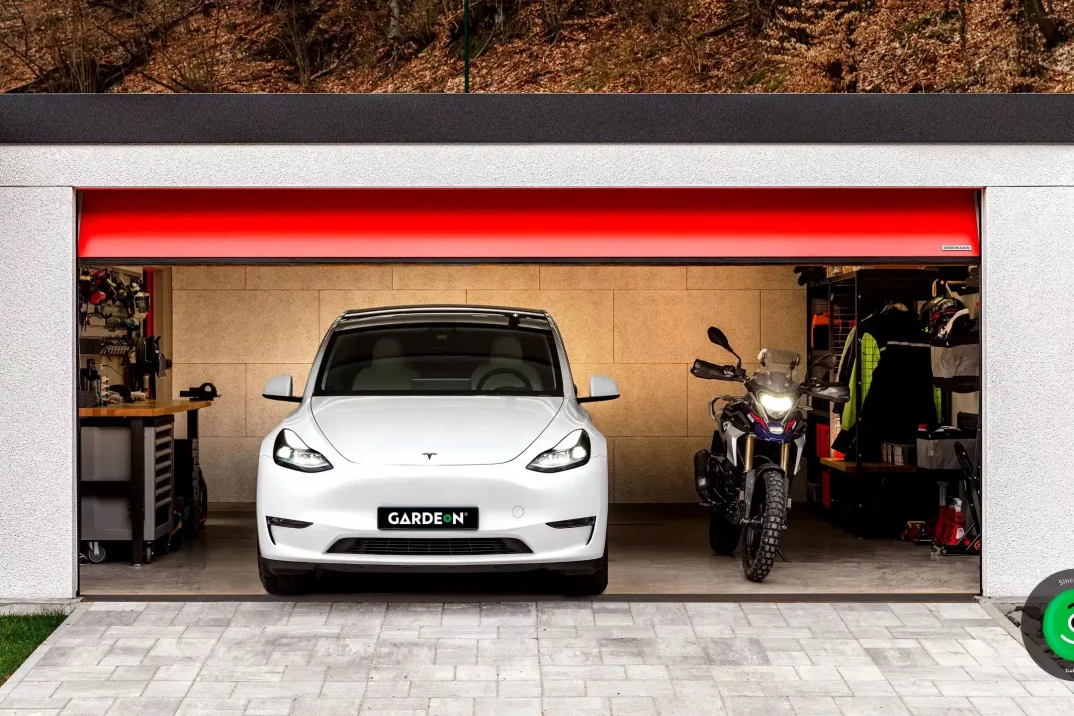 Egy Tesla autó és egy motor garázsban parkolva