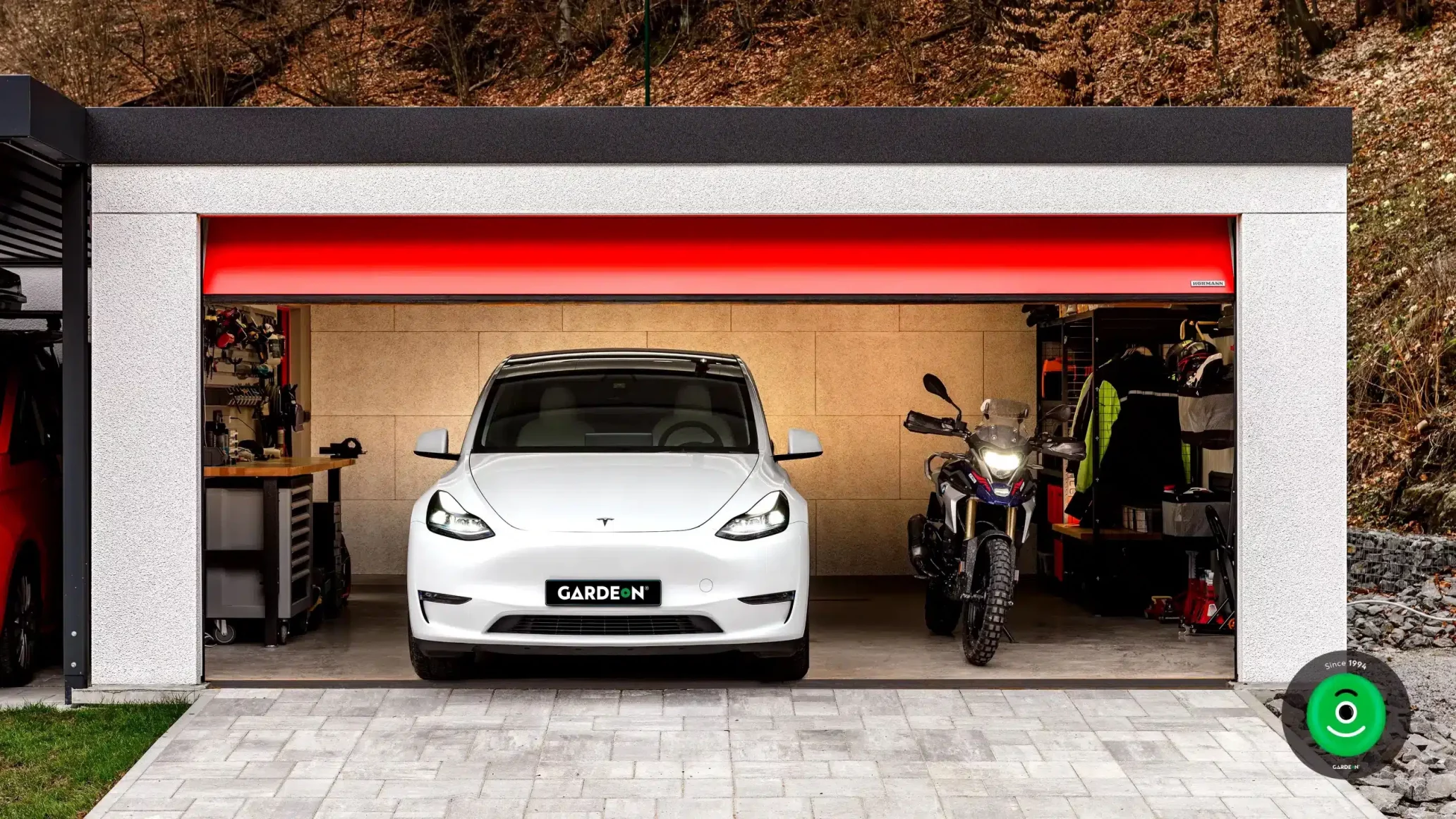 Egy Tesla autó és egy motor garázsban parkolva