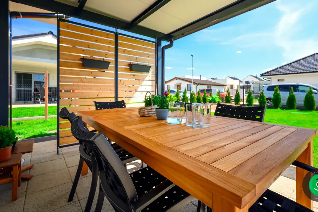 Pergola egy családi ház mellett