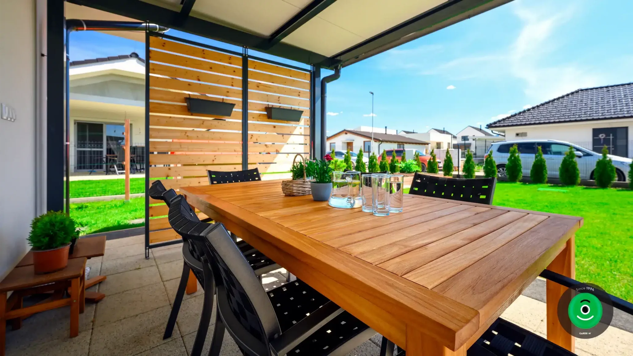 Pergola egy családi ház mellett