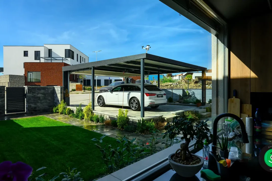 A GARDEON kocsibeálló alatt parkoló autó