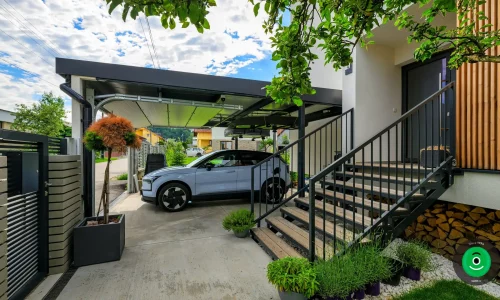 Egyállásos kocsibeálló szekcionált kapuval