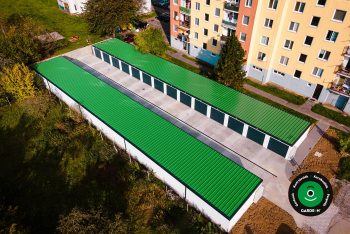 Sorgarázsok fehér vakolattal és zöld tetővel