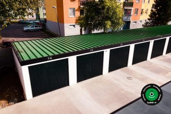 Zöld lapostetős sorgarázs