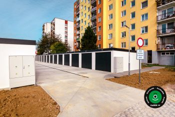 Sorgarázsok társasház előtt