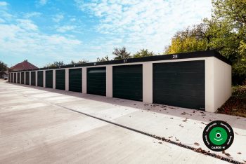 Fehér vakolatú sorgarázsok