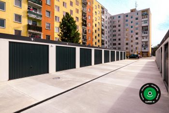 Sorgarázsok társasház előtt