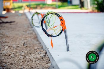 Kábelek az alap alatt