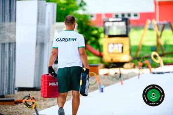 Szerelő a szerszámokkal