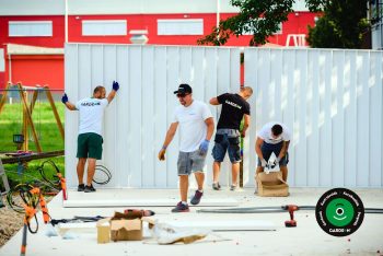 A szerelők telepítik a paneleket