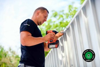 A szerelő a panel tetejébe fúr