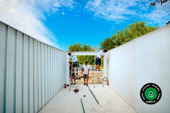 Szerelők szerelik a tetőpaneleket