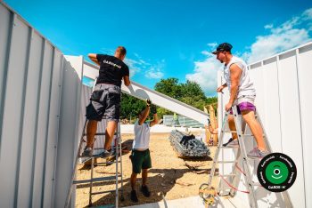 Szerelők létrán szerelik a tetőpaneleket