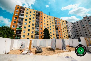 Sorgarázs telepítése a társasház előtt