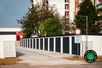 Sorgarázsok társasház előtt