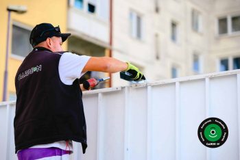 A szerelő telepíti az épületet